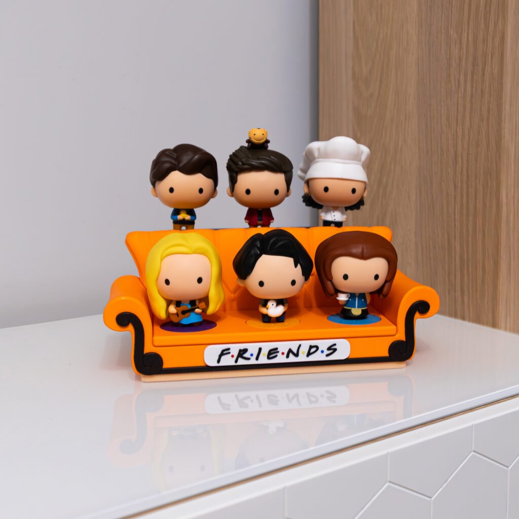 suport figurine friends – canapea iconica, editie limitata mcdonald’s, piesa de colectie